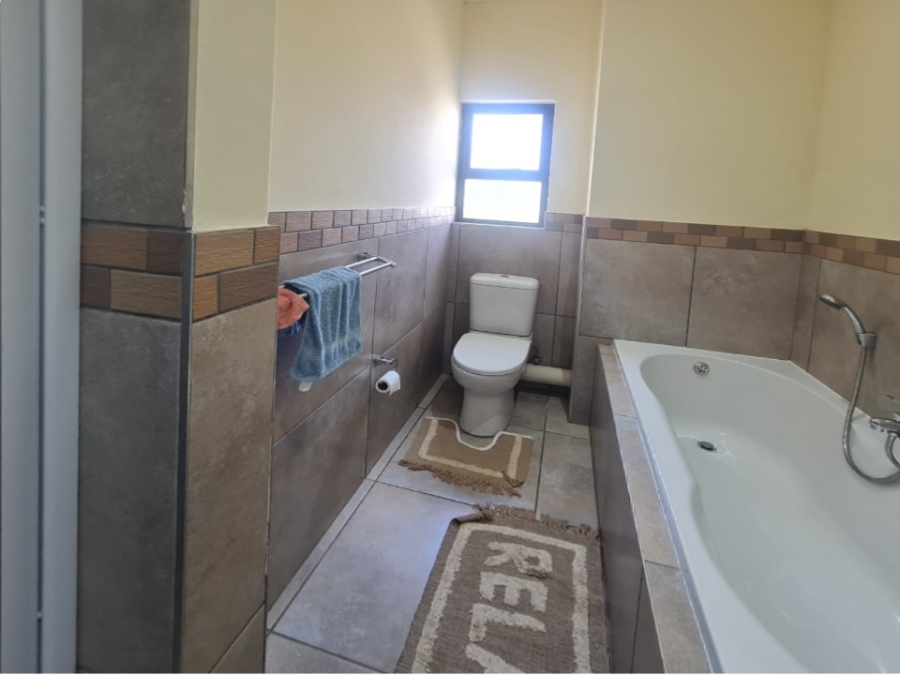 To Let 4 Bedroom Property for Rent in Melodie North West
